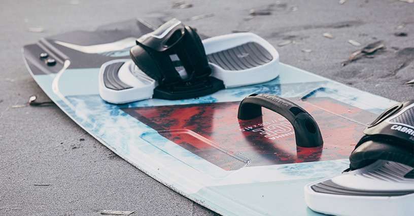 Jak dobrać deskę kitesurfingową? Poradnik dla początkujących i zaawansowanych kitesurferów