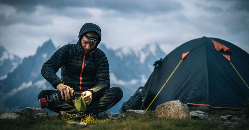 Jaka kurtka puchowa sprawdzi się w górach zimą – naturalny puch, syntetyk czy hybryda?
