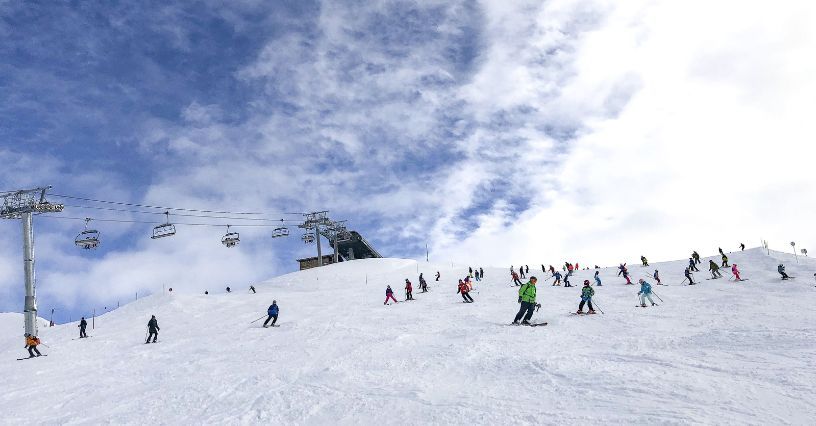 Bezpieczeństwo na stoku – jak o nie dbać? Najważniejsze wskazówki dla narciarzy i snowboardzistów
