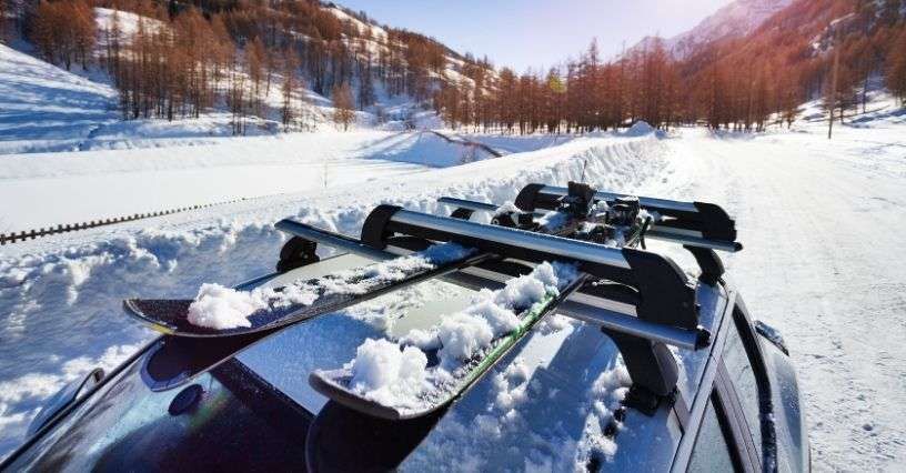 Jak przewozić sprzęt narciarski lub snowboardowy samochodem, samolotem, pociągiem? Najważniejsze zasady