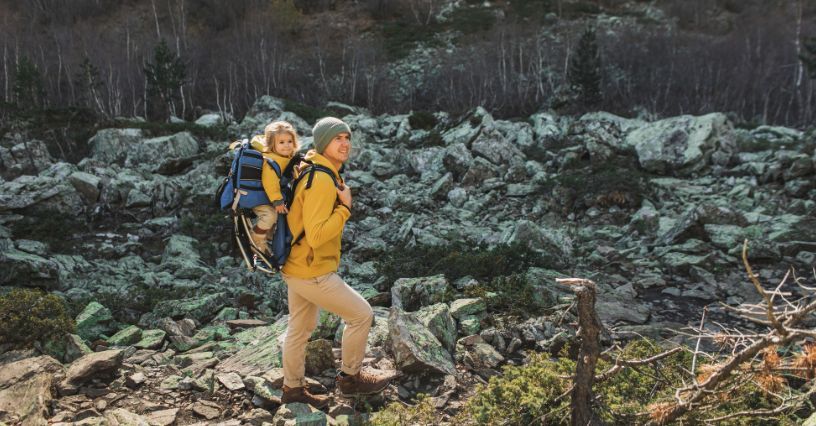 Jakie nosidełko turystyczne wybrać? Na co zwrócić uwagę przy zakupie?