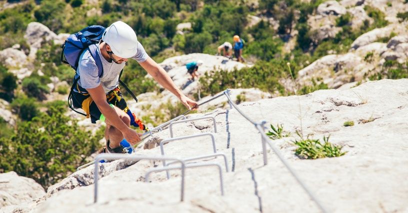 Via ferrata – co to jest? Jak się do niej przygotować, jaki sprzęt zabrać? Gdzie szukać żelaznych dróg w Polsce i zagranicą? 