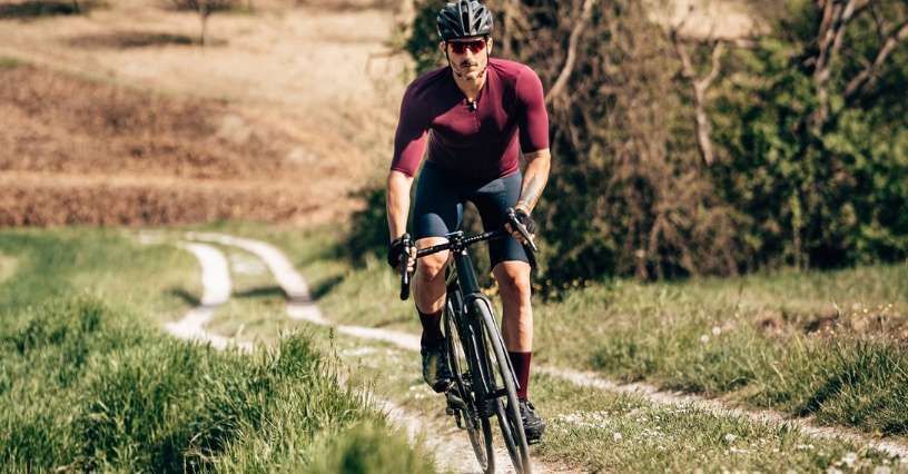 Rower gravelowy – jaką odzież, buty i akcesoria potrzebujesz? Praktyczny poradnik