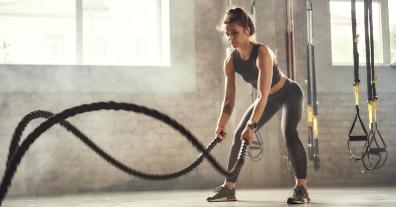 HIIT: co to za trening? Ile kalorii spala? Przykładowy plan ćwiczeń, efekty, przeciwwskazania