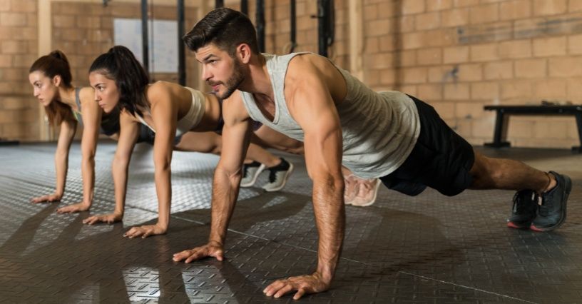 Rodzaje pompek: które i dlaczego warto wpleść w plan treningowy? Pompki dla początkujących i zaawansowanych