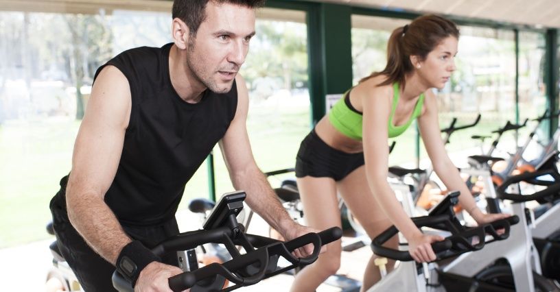 Rowerek stacjonarny: jakie efekty przynoszą ćwiczenia i po jakim czasie są widoczne? Wskazówki i porady