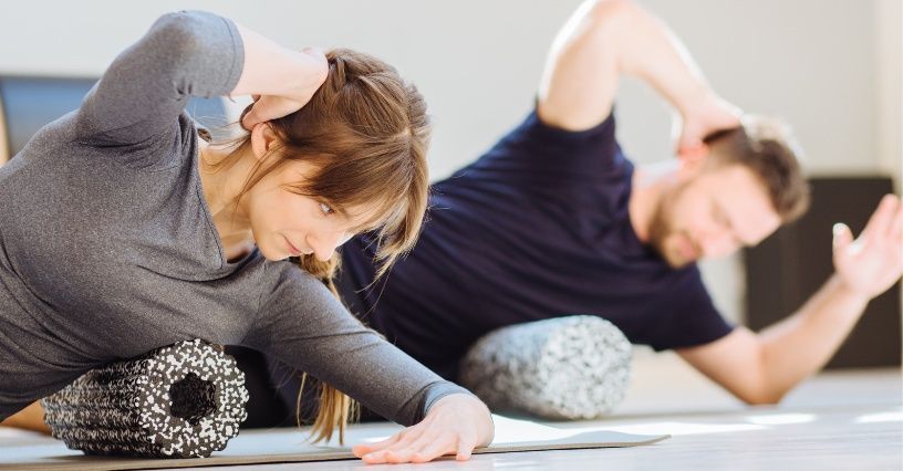 Rolowanie mięśni: co to jest, jakie efekty daje? Kiedy i jak długo należy masować mięśnie? Wskazówki i przykładowe ćwiczenia