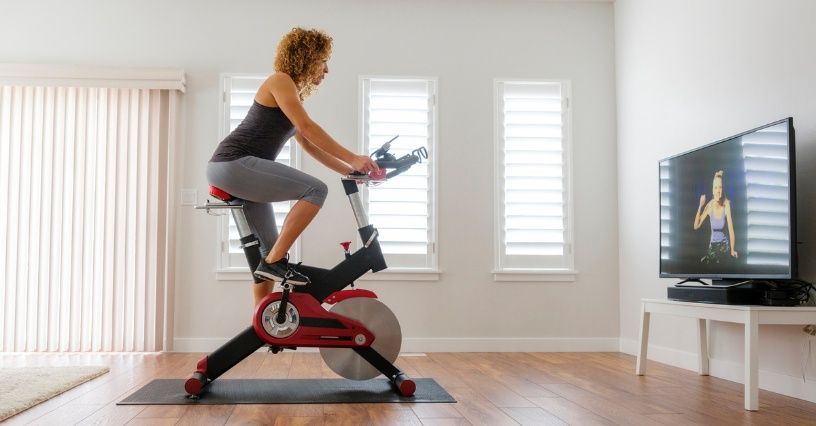 Jaki rower stacjonarny kupić? Wybierz najlepszy rowerek treningowy na odchudzanie, do rehabilitacji i rower spinningowy