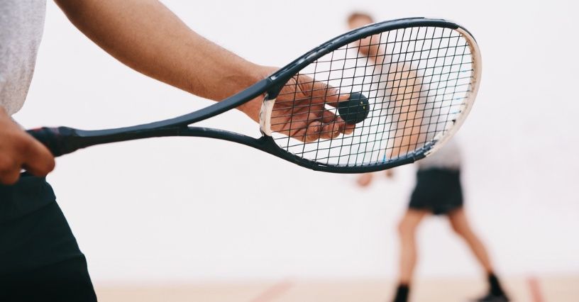 Jak wybrać rakietę do squasha? Poradnik dla początkujących