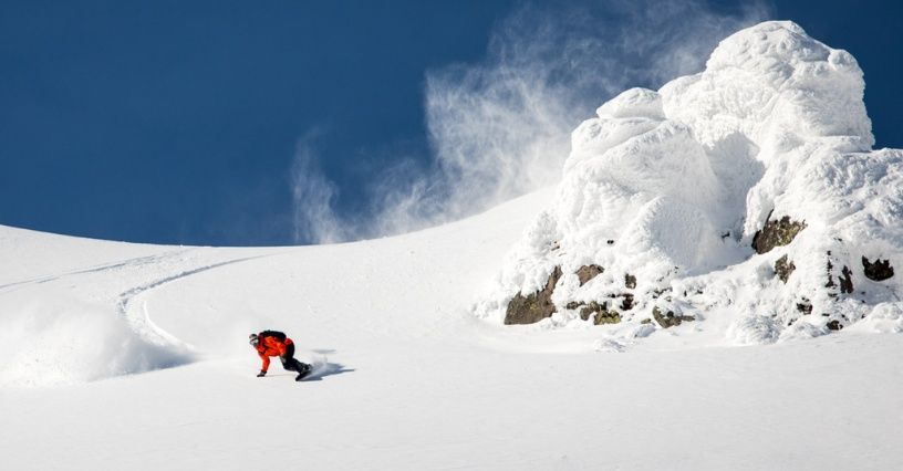 Splitboard – co to jest, jak działa i jak zacząć? Przewodnik dla początkujących w splitboardingu