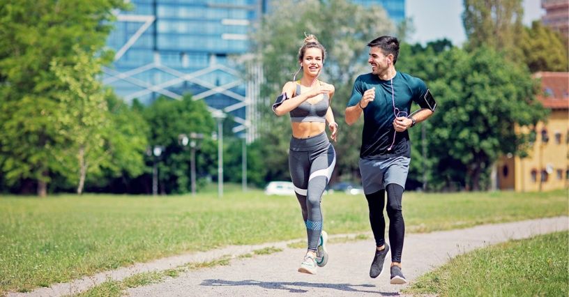 Strój do biegania – jakie ubrania są najlepsze dla biegaczy?