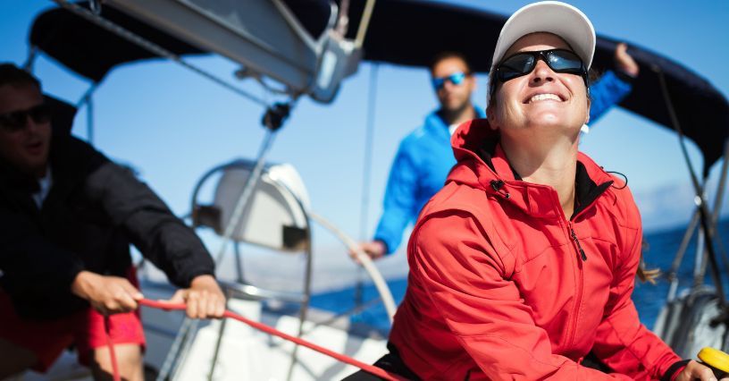 Jaki sztormiak zabrać na rejs? Polecane damskie, męskie i dziecięce kurtki przeciwdeszczowe na żeglarskie wyprawy