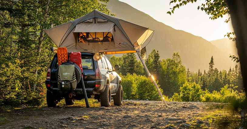 Gadżety pod namiot – te akcesoria turystyczne warto wziąć na biwak