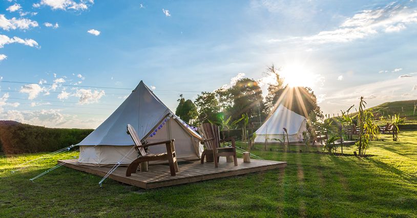 Glamping – co to jest i jak zacząć? Ciekawe miejsca na glamping
