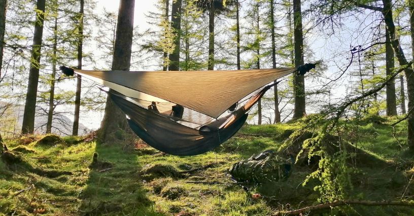 Hamak turystyczny – jaki wybrać? Praktyczne wskazówki